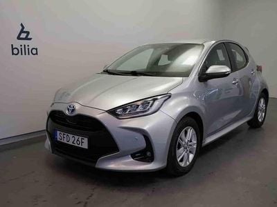 Silver Begagnad 2022 Toyota Yaris Hybrid Active Halvkombi | 199 500 kr (Marknadspris)