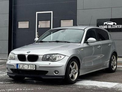 Begagnad BMW 118 Comfort Edition 122 HK (89 kW) 2005 Ljusgrå Halvkombi