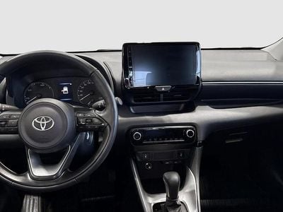 Vit Begagnad 2025 Toyota Yaris Hybrid Active Halvkombi | 234 900 kr (Marknadspris)