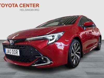 Röd Begagnad 2023 Toyota Corolla Hybrid Executive Halvkombi | 329 900 kr (Dyr)