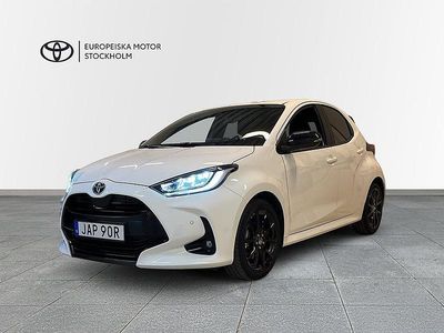 Vit Begagnad 2023 Toyota Yaris Hybrid Style Halvkombi | 239 900 kr (Marknadspris)