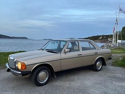 Begagnad Mercedes 300 80 HK (58 kW) 1976