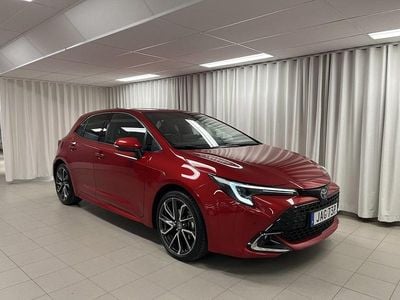 Röd Begagnad 2023 Toyota Corolla Hybrid Halvkombi | 279 000 kr (Marknadspris)