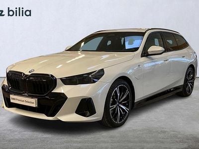 Vit Begagnad 2024 BMW 530e M Sport Kombi | 679 000 kr (Lite dyr)