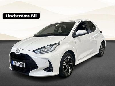 Vit Begagnad 2025 Toyota Yaris Hybrid Active Halvkombi | 269 900 kr (Marknadspris)