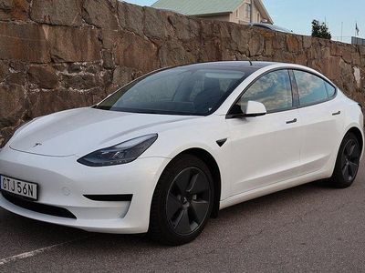 Begagnad Tesla Model 3 Standard Range Plus 239 kW (325 HK) 2021 Vit Sedan
