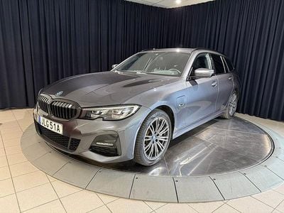 Grå metallic Begagnad 2022 BMW 330e Shadowline Kombi | 339 800 kr (Marknadspris)