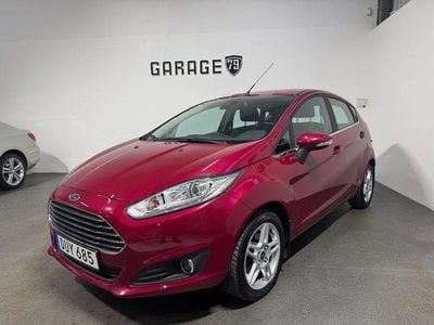 Mörk röd metallic Begagnad 2015 Ford Fiesta Titanium Halvkombi | 64 900 kr (Marknadspris)