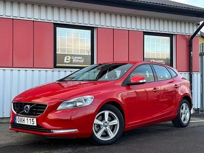 Röd Begagnad 2015 Volvo V40 Kinetic Halvkombi | 164 900 kr (Marknadspris)