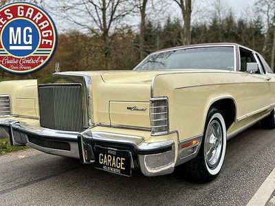 Begagnad Lincoln Town Car 208 HK (152 kW) 1977 Cream / bordeaux Sedan