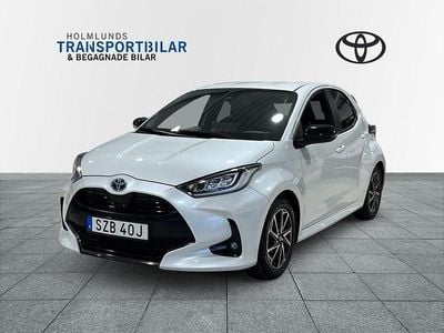 Vit Begagnad 2022 Toyota Yaris Hybrid Style Halvkombi | 234 900 kr (Marknadspris)