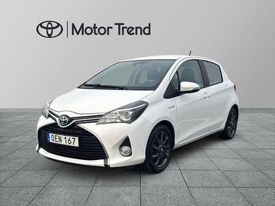 Vit Begagnad 2016 Toyota Yaris Hybrid Active Halvkombi | 139 900 kr (Marknadspris)