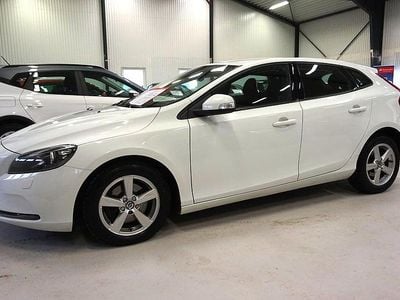 Begagnad Volvo V40 Kinetic 122 HK (89 kW) 2016 Vit Halvkombi