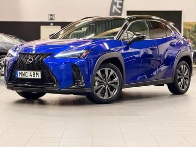 Blå Begagnad 2025 Lexus UX 300h Sport Design Packet SUV | 384 000 kr (Marknadspris)