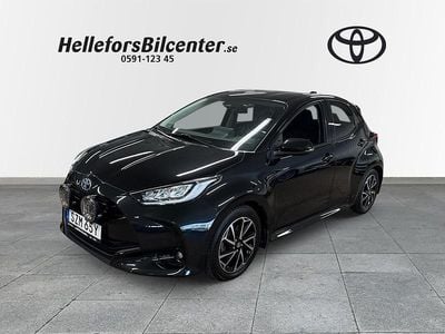 Svart Begagnad 2022 Toyota Yaris Hybrid Active Halvkombi | 225 500 kr (Marknadspris)