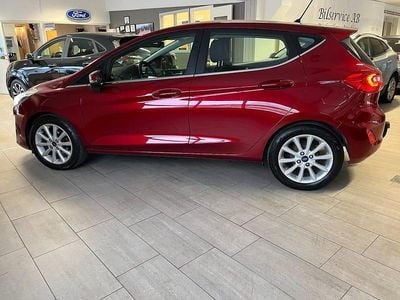 Begagnad Ford Fiesta Titanium 101 HK (74 kW) 2018 Röd Halvkombi