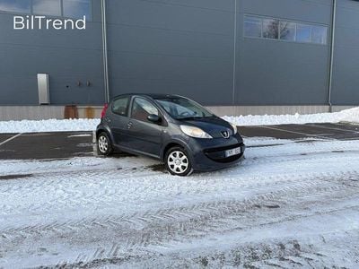 Grå Begagnad 2007 Peugeot 107 Halvkombi | 17 900 kr (Marknadspris)