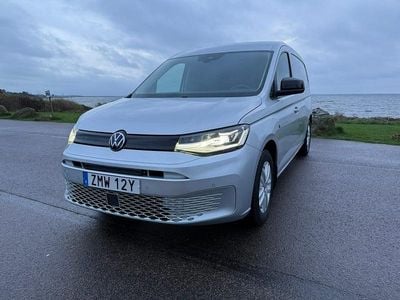 Silver metallic Begagnad 2021 VW Caddy Maxi Minibuss | 249 000 kr (Marknadspris)