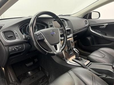 Röd Begagnad 2014 Volvo V40 CC Summum Kombi | 144 900 kr (Marknadspris)