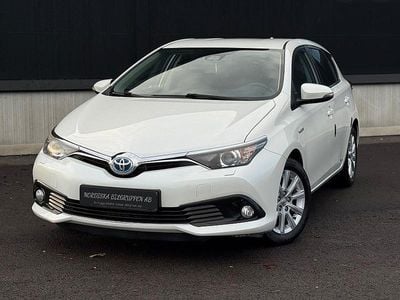Vit Begagnad 2016 Toyota Auris Hybrid Comfort Halvkombi | 134 800 kr (Marknadspris)