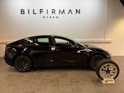 Svart Begagnad 2022 Tesla Model 3 Standard Range Sedan | 409 900 kr