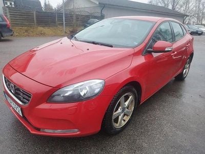 Röd Begagnad 2015 Volvo V40 Kinetic Halvkombi | 109 900 kr (Marknadspris)