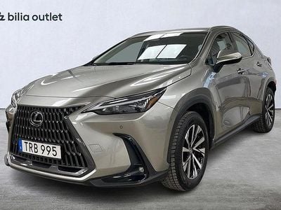 Ljusgrå Begagnad 2023 Lexus NX350h Business Edition SUV | 444 900 kr (Marknadspris)