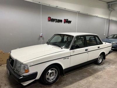 Vit Begagnad 1988 Volvo 240 Sedan | 59 999 kr