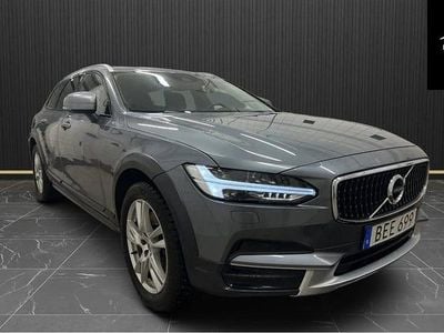 Grå Begagnad 2018 Volvo V90 CC Momentum Kombi | 259 900 kr (Marknadspris)