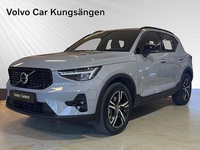 Grå Begagnad 2024 Volvo XC40 Plus SUV | 379 900 kr (Marknadspris)