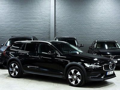 Svart Begagnad 2022 Volvo V60 CC Momentum Kombi | 209 900 kr (Marknadspris)