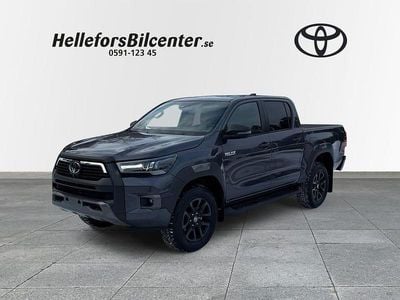 Grå Begagnad 2024 Toyota HiLux Pickup | 694 375 kr (Marknadspris)