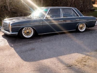 Begagnad Mercedes W114 150 HK (110 kW) 1974 Mörkblå