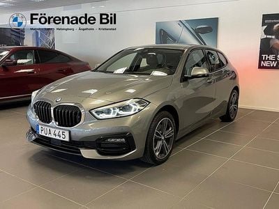 Grå Begagnad 2022 BMW 118 Sport Line Halvkombi | 229 000 kr (Marknadspris)