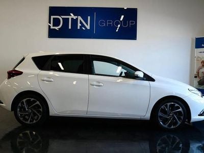 Begagnad Toyota Auris Hybrid Active 136 HK (100 kW) 2016 Vit Halvkombi