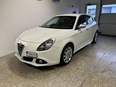 Begagnad Alfa Romeo Giulietta Distinctive 150 HK (110 kW) 2014 Vit Halvkombi
