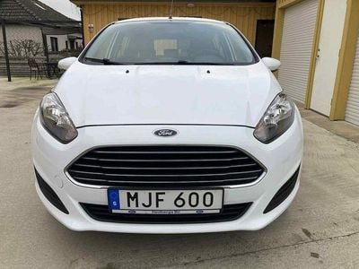 Vit Begagnad 2015 Ford Fiesta Trend Halvkombi | 64 900 kr (Marknadspris)