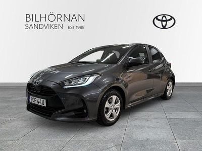 Grå Begagnad 2022 Toyota Yaris Hybrid Active Halvkombi | 229 900 kr (Marknadspris)