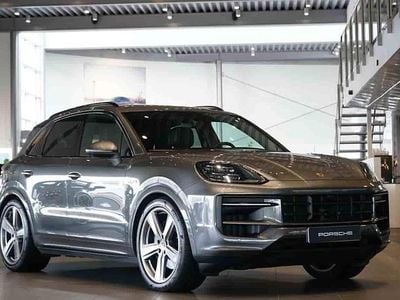 Grå Begagnad 2025 Porsche Cayenne SUV | 1 195 000 kr
