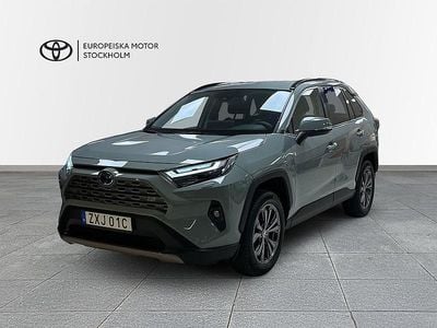 Grön (urban khaki) Begagnad 2023 Toyota RAV4 Hybrid Executive SUV | 404 900 kr (Marknadspris)