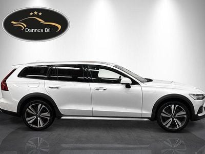 Vit Begagnad 2019 Volvo V60 CC Momentum Kombi | 299 999 kr (Marknadspris)