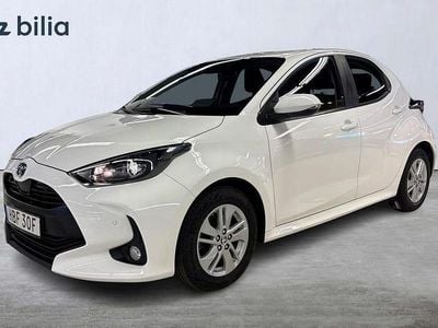 Vit Begagnad 2022 Toyota Yaris Hybrid Active Halvkombi | 189 900 kr (Marknadspris)