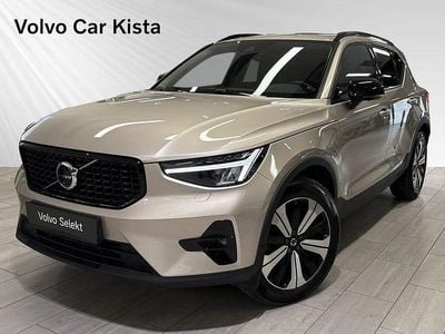 Grå Begagnad 2023 Volvo XC40 Plus SUV | 389 900 kr (Marknadspris)