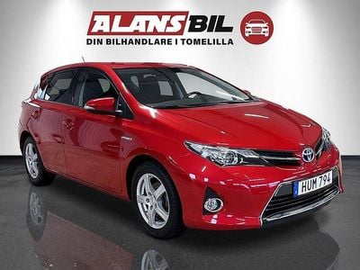 Begagnad Toyota Auris Hybrid Edition 136 HK (100 kW) 2015 Röd Halvkombi