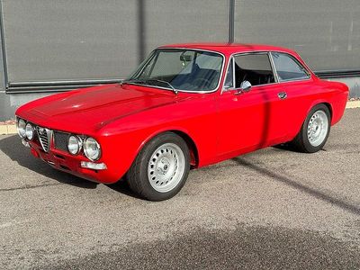 Röd Begagnad 1974 Alfa Romeo 2000 Veloce Sportkupé | 345 000 kr