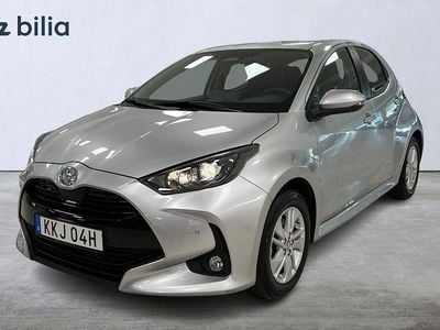Silver Begagnad 2025 Toyota Yaris Hybrid Active Halvkombi | 239 900 kr (Marknadspris)
