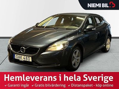 Mörkblå Begagnad 2016 Volvo V40 Kinetic Halvkombi | 169 900 kr (Marknadspris)