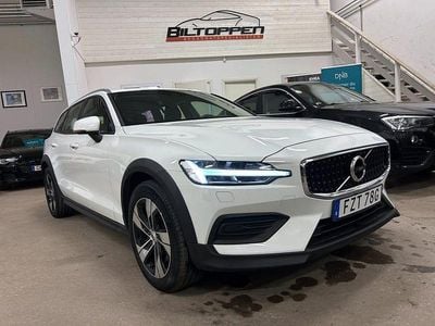 Vit Begagnad 2019 Volvo V60 CC Momentum Kombi | 309 000 kr (Lite dyr)