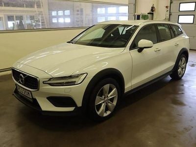 Vit Begagnad 2019 Volvo V60 CC Momentum Kombi | 256 000 kr (Marknadspris)