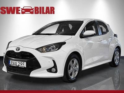 Vit Begagnad 2022 Toyota Yaris Hybrid Active Halvkombi | 199 900 kr (Marknadspris)